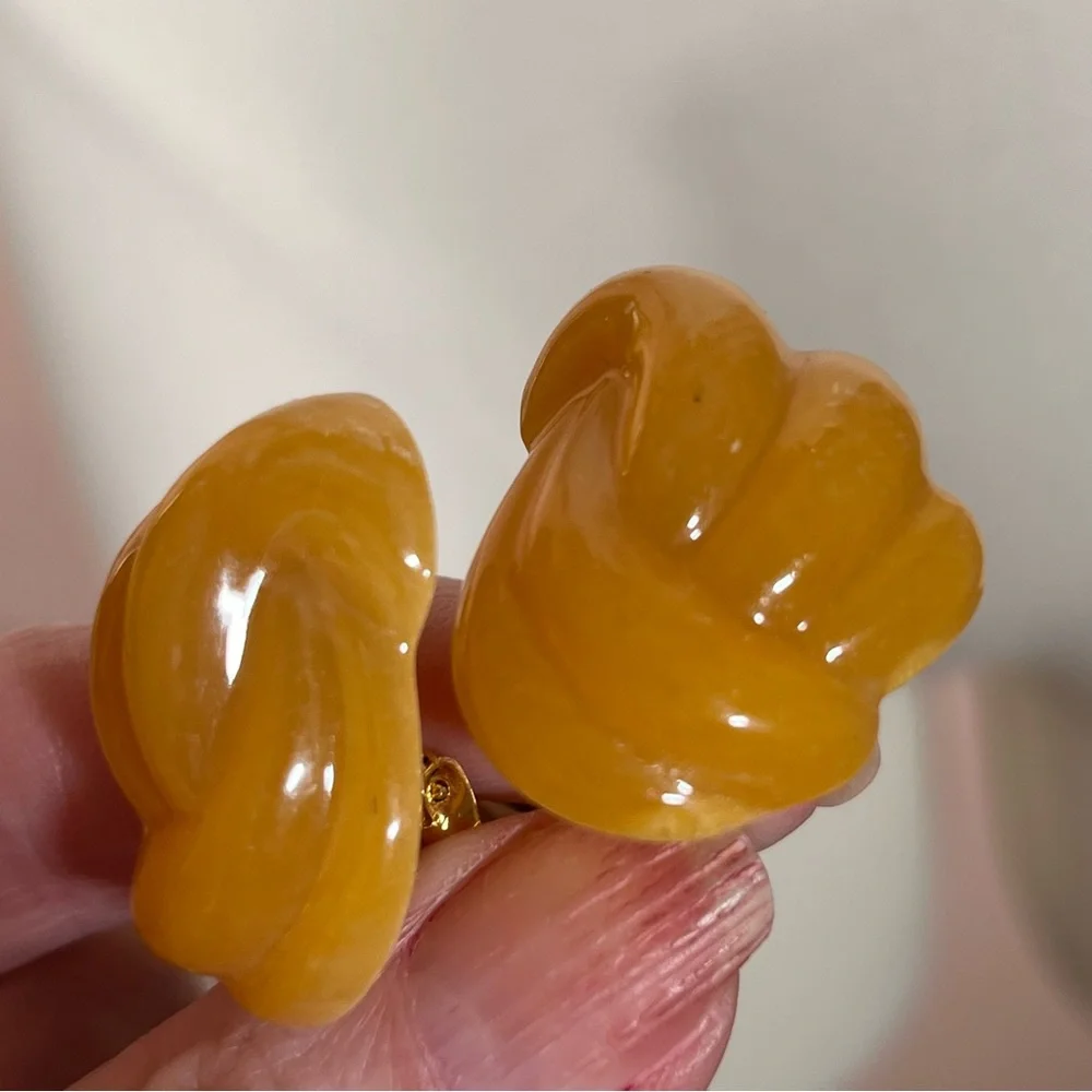 Vintage Retro Deco Lucite Plastic Oversized Amber colored Knot Clip Earrings - Picture 9 of 15